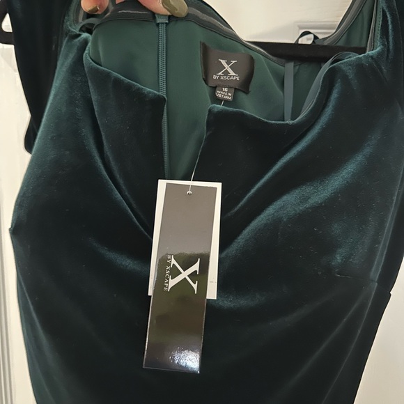 NWT Xscape Womens Velvet Off-The-Shoulder Ball Gown in Hunter Green - Picture 3 of 7